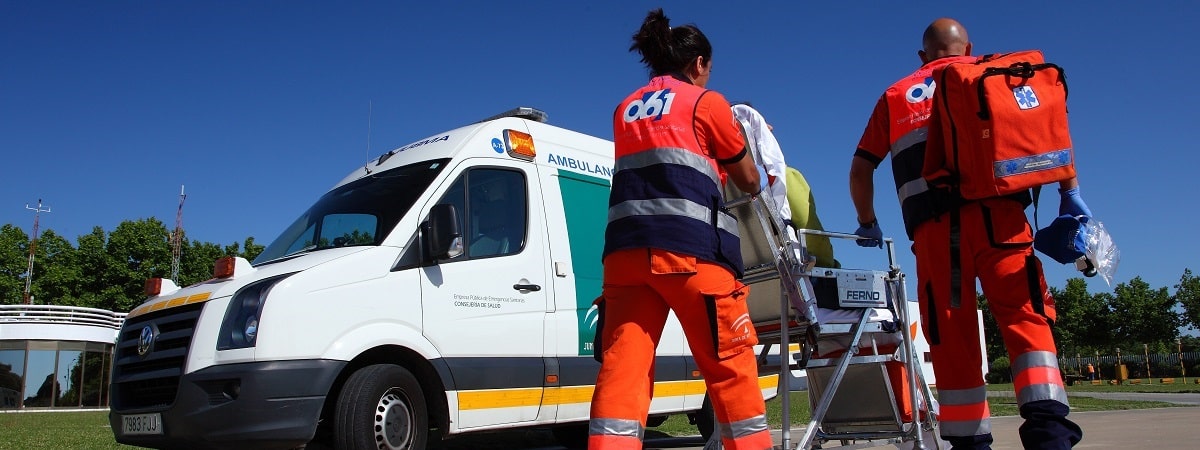 Personal de emergencia llegando a ambulancia